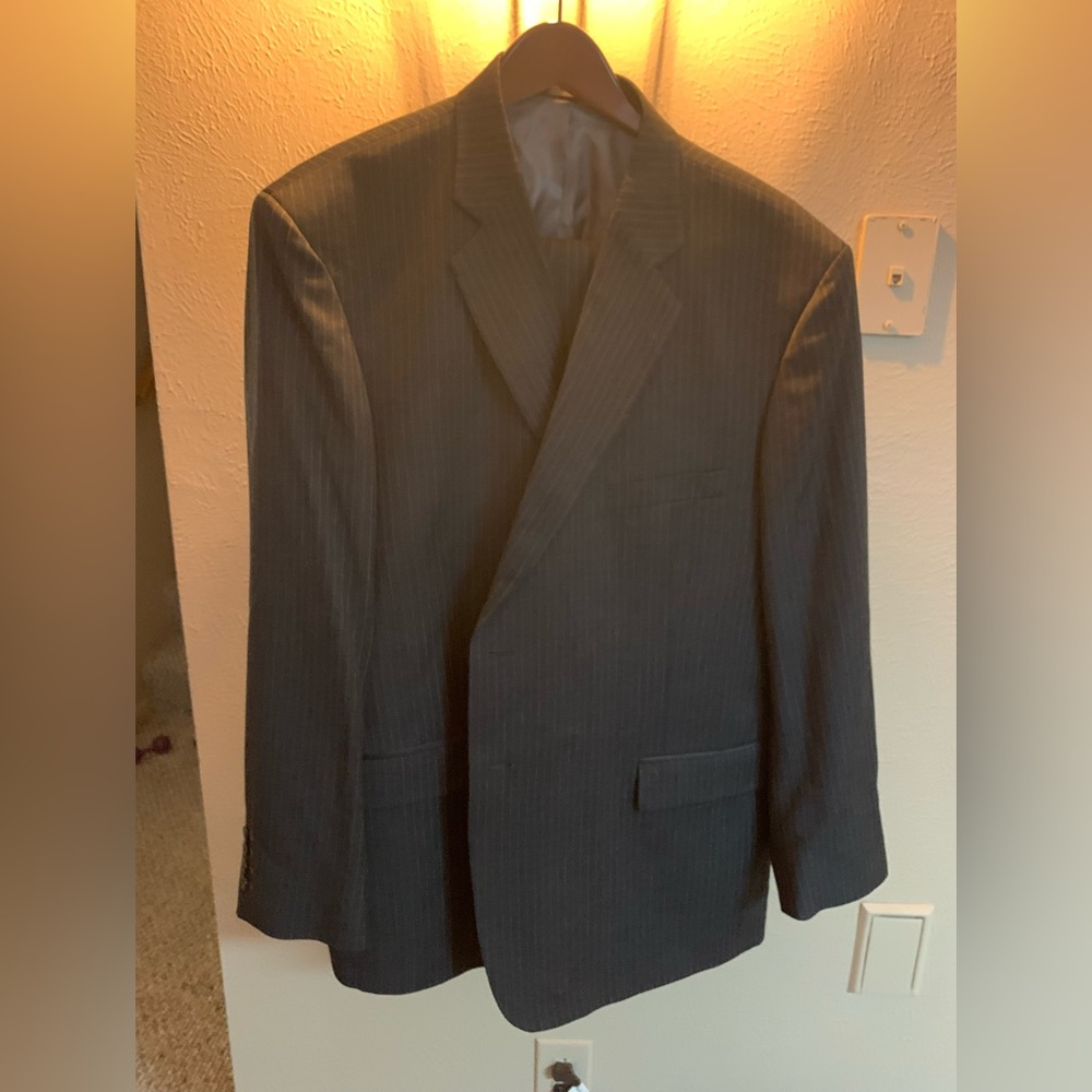 Men’s suit dark gray pinstriped 48R pleated pants 40/30